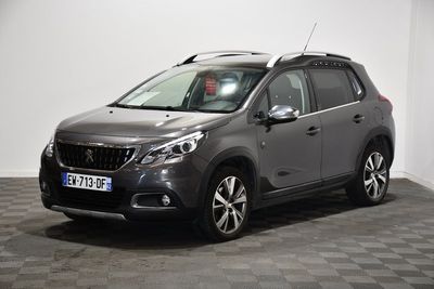 une voiture grise garée dans une pièce au sol en damier