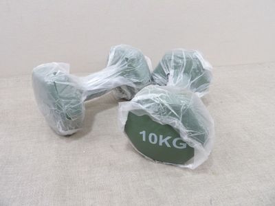 une paire de bouches enveloppées dans du plastique, posées par terre