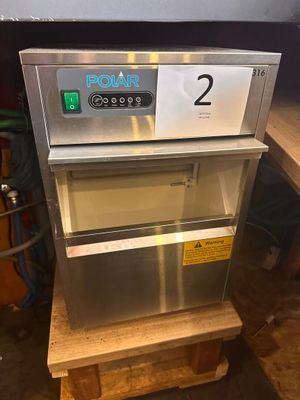 une photo d'une machine à glaces professionnelle dans un entrepôt