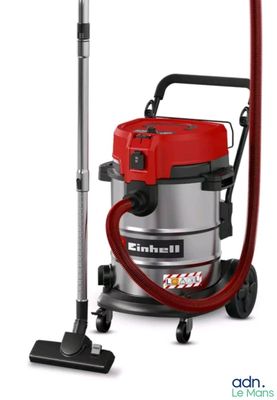 l'aspirateur est rouge et argenté, avec un tuyau rouge