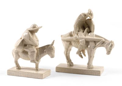 deux figurines représentant un homme à dos d'âne et un homme à cheval