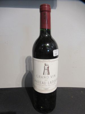 une bouteille de vin posée sur une table
