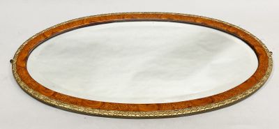 un miroir posé sur une surface blanche