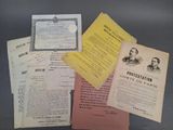 quelques vieux papiers sont empilés les uns sur les autres sur une table