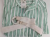 chemise à rayures vertes et blanches sur fond blanc