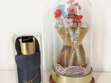 une cloche en verre contenant des fleurs, posée sur une table