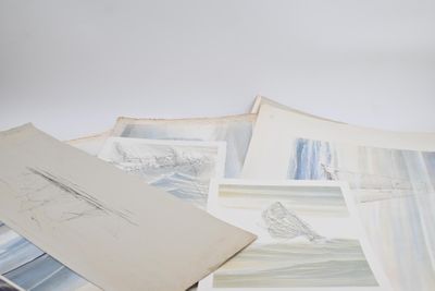 un grand nombre de documents posés sur une table