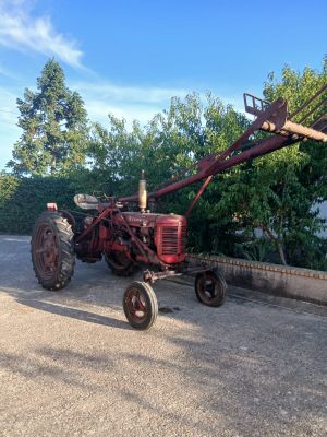 un tracteur rouge garé sur le bord de la route