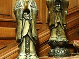 deux statues de bouddhas assis sur les marches d'une maison