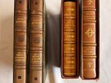 trois livres posés sur un drap blanc