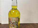 une photo d'une bouteille d'alcool posée sur une table en bois