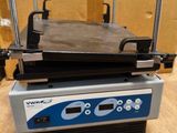 l'image d'une machine posée sur une table