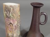 deux vases posés l'un à côté de l'autre sur une table