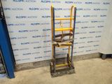 une image représentant une échelle dans un immeuble
