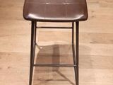 tabouret de bar en cuir marron avec pieds et dossier en métal
