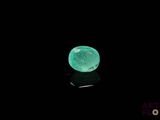 un gros plan d'une émeraude verte sur une surface noire