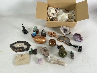 une boîte remplie de cailloux et d'autres objets posée sur une table