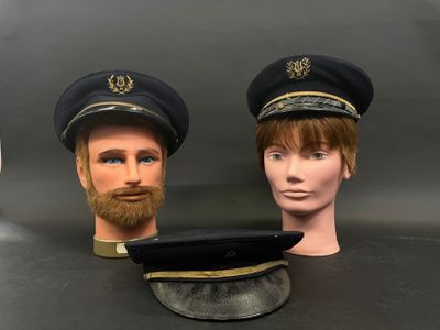 Réunion de : - Trois casquettes d'harmonie et de fanfare.
