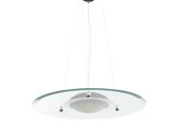 un gros plan d'une lampe suspendue à un luminaire de plafond