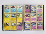 beaucoup de cartes Pokémon posées ensemble sur la table