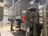 une grande machine qui se trouve à l'intérieur d'un bâtiment