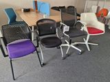 de nombreuses chaises disposées autour d'une table dans une pièce