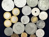 un lot de pièces de monnaie posées sur une table