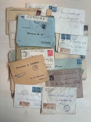 de nombreuses vieilles lettres et enveloppes disposées sur une table