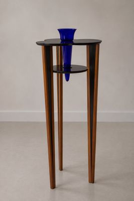 un vase bleu posé sur une table