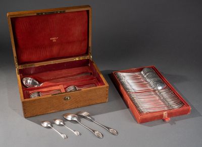 une boîte en bois contenant de l'argenterie sur une table