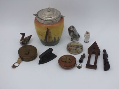 un grand nombre d'objets posés sur une table