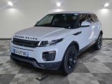 une photo d'un Land Rover blanc garé dans un garage