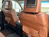 les sièges arrière d'une voiture équipée d'un téléviseur à écran plat à l'arrière