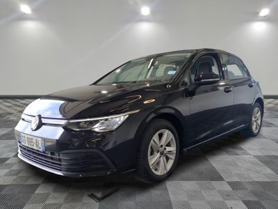 La Volkswagen Golf est garée sur un sol à damier