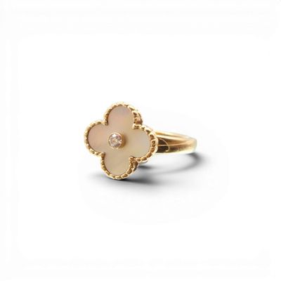 Gros plan sur une bague en or ornée d'une fleur