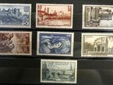 Plusieurs timbres de différents types sont exposés dans une vitrine.