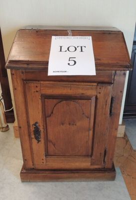 un petit meuble en bois surmonté d'une pancarte