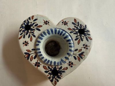 un vase en forme de cœur orné d'un motif bleu et blanc