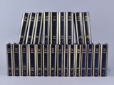 une pile de livres bleus empilés les uns sur les autres
