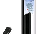 un purificateur d'air en forme de tour, noir et blanc, à côté d'une télécommande