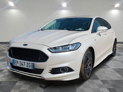 La Ford Monde blanche est garée dans une pièce au sol carrelé