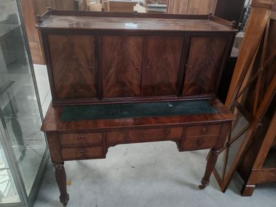 un bureau en bois surmonté d'un miroir