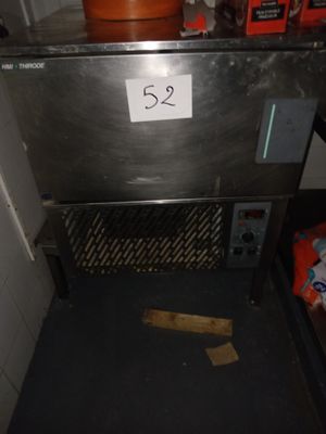 une photo d'un four en métal sur lequel est accrochée une pancarte