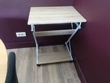 un petit bureau sur lequel est posé un ordinateur portable