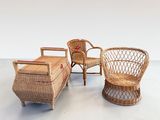 deux fauteuils en osier et un pouf dans une pièce aux murs blancs