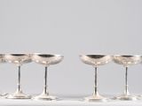 trois verres à vin en argent posés les uns à côté des autres sur une table