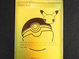 une carte à collectionner Pokémon dans un sachet en plastique posé sur une table
