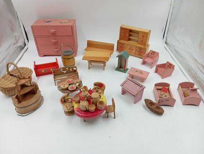 un grand nombre de jouets posés sur une table