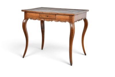 une table en bois avec un plateau en marbre sur fond blanc
