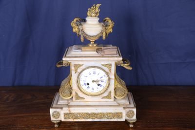 Pendule en onyx et bronze ciselé à décor de consoles renvers…